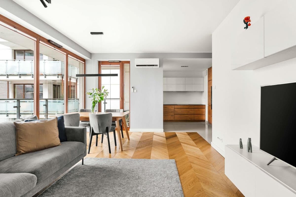 Stylish, renovated 3-room apartment with balcony – 3