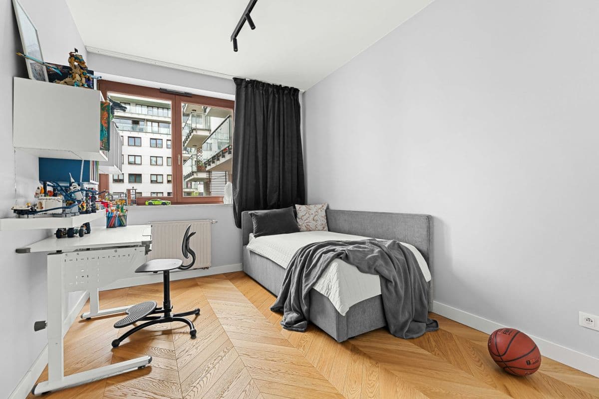 Stylish, renovated 3-room apartment with balcony – 10