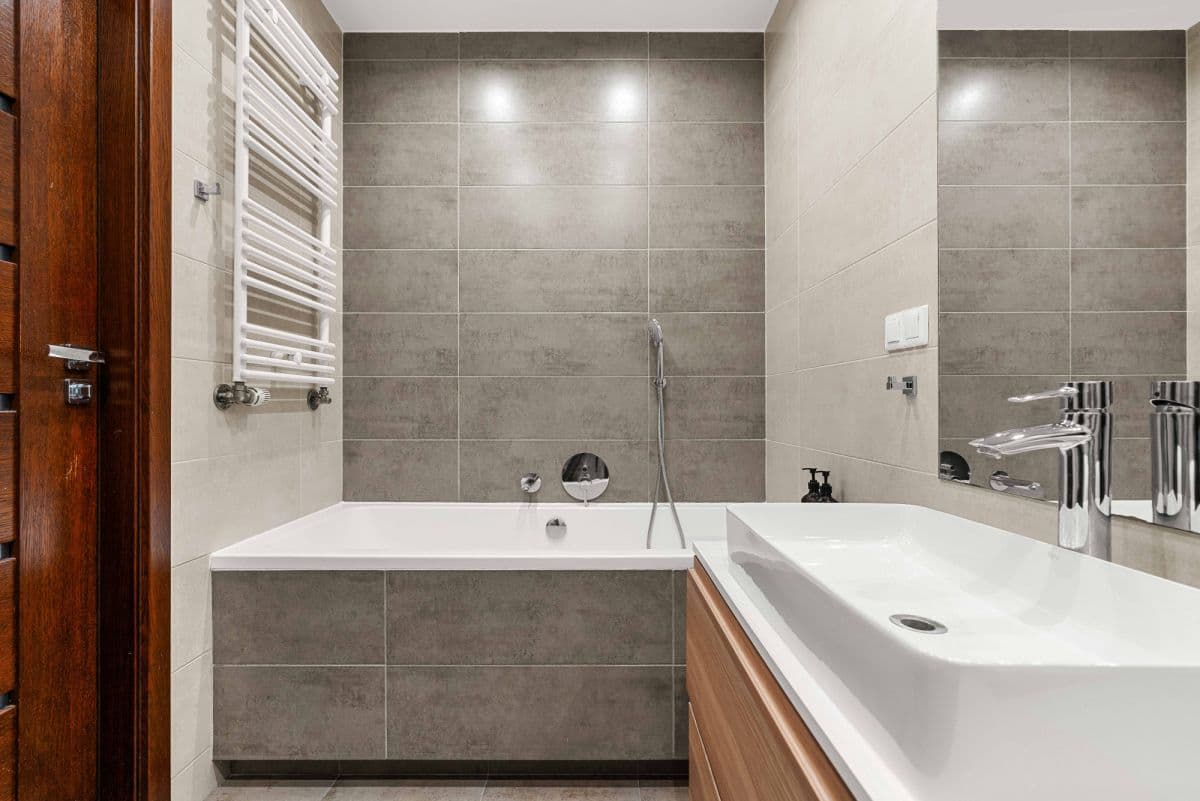 Stylish, renovated 3-room apartment with balcony – 12