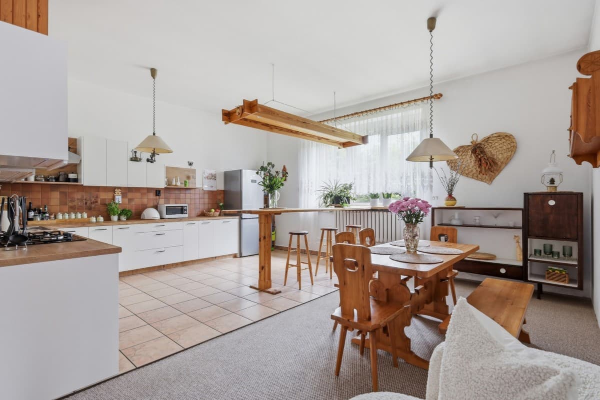 Spacious detached home on 2000 m² lot – 6