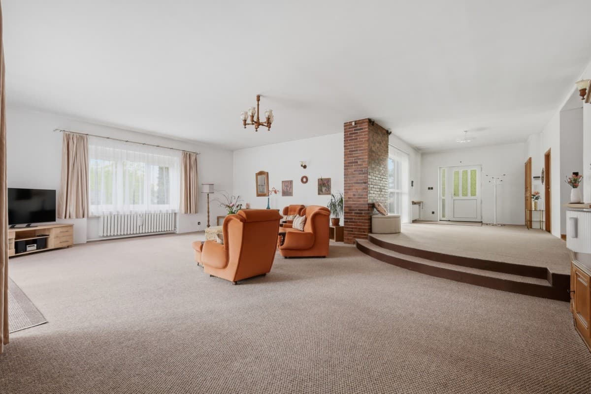 Spacious detached home on 2000 m² lot – 4