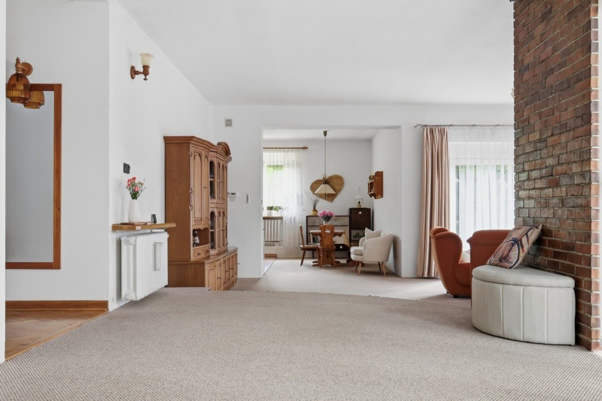 Spacious detached home on 2000 m² lot – 2
