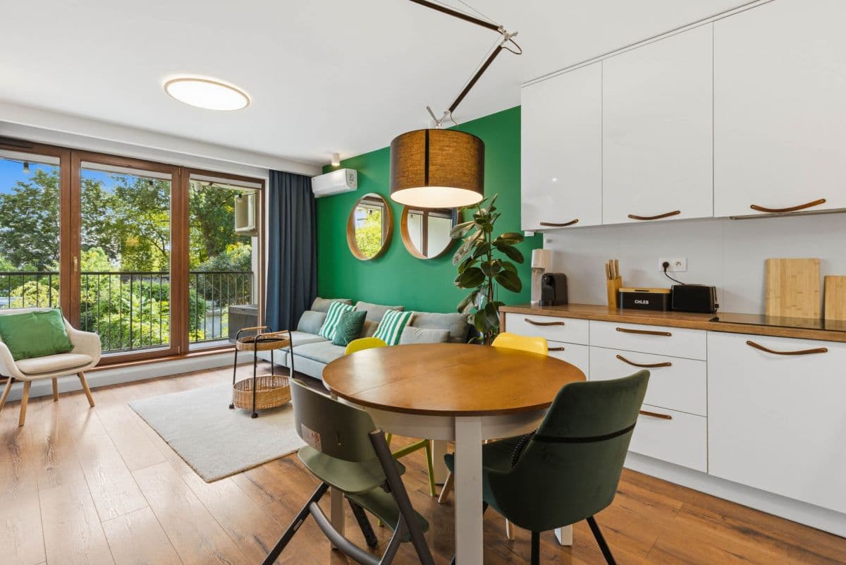Cozy three-room apartment with large loggia – 1