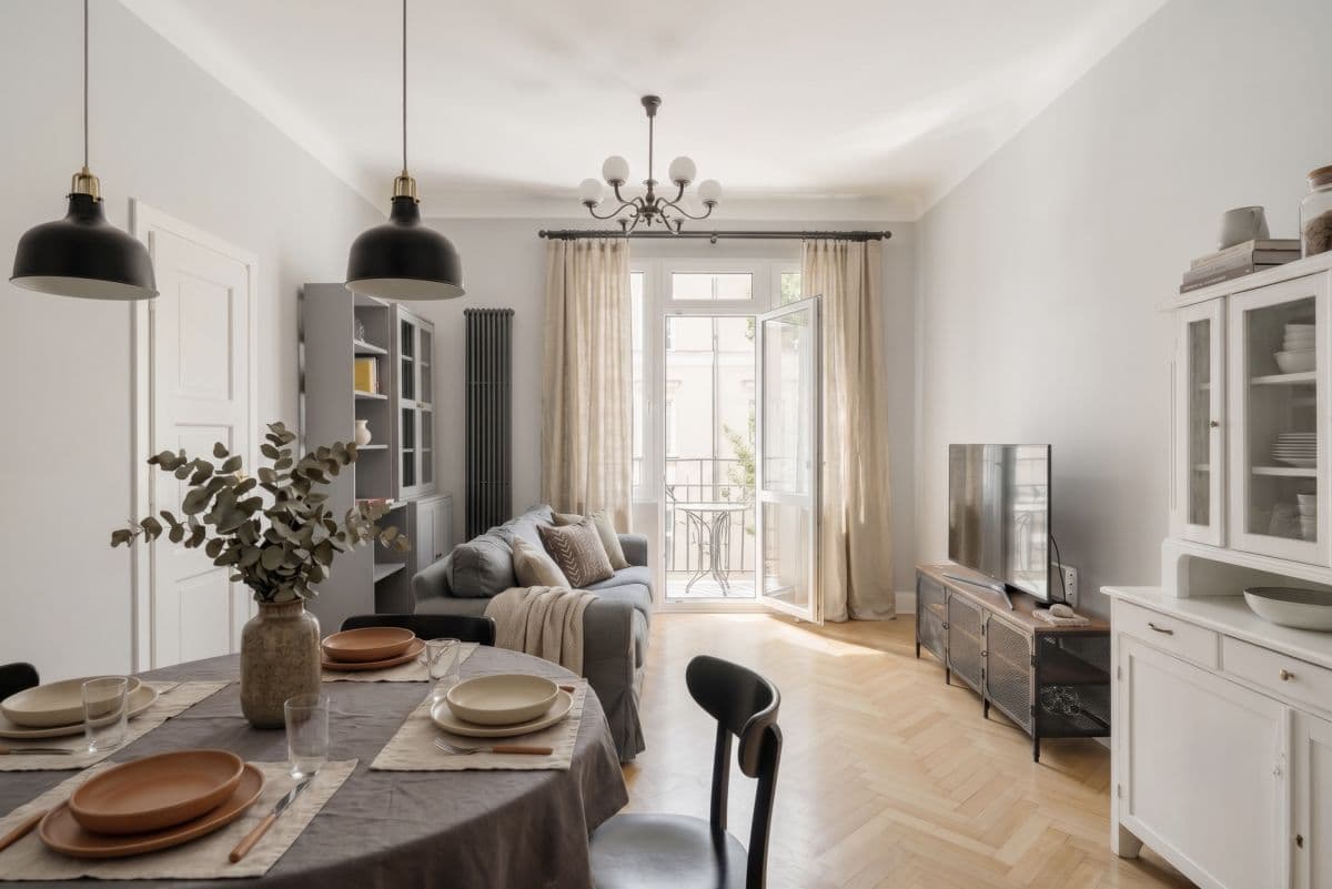 Spacious 3-room apartment in historic building – 1
