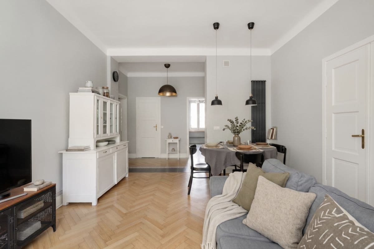 Spacious 3-room apartment in historic building – 3