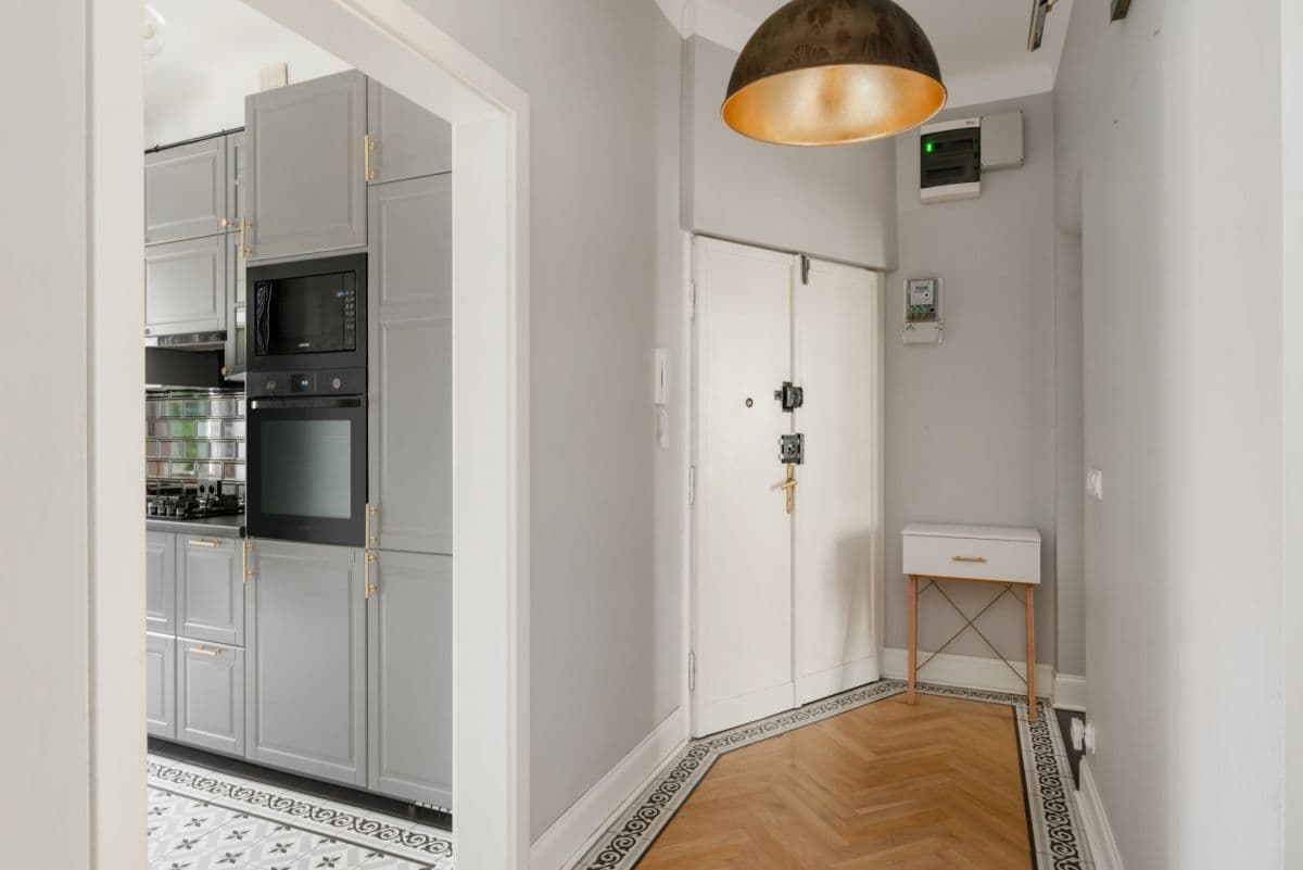 Spacious 3-room apartment in historic building – 10