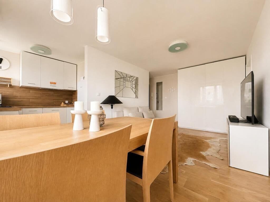 Bright, modern 3-room apartment near Wola Metro – 4