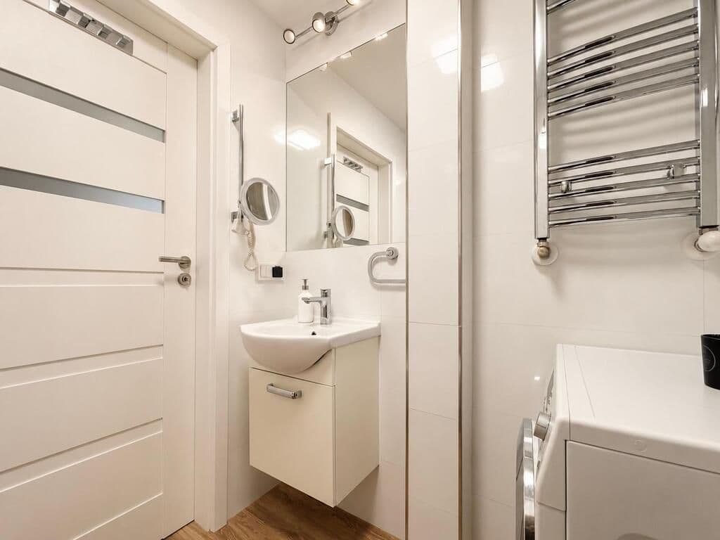 Bright, modern 3-room apartment near Wola Metro – 11