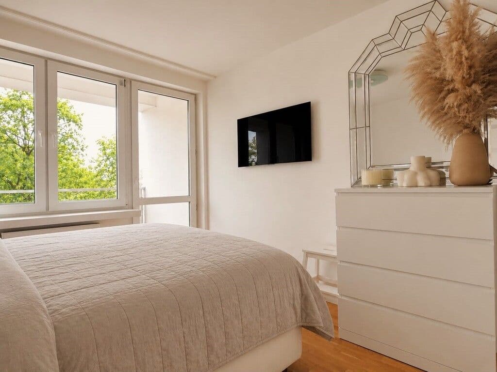 Bright, modern 3-room apartment near Wola Metro – 17