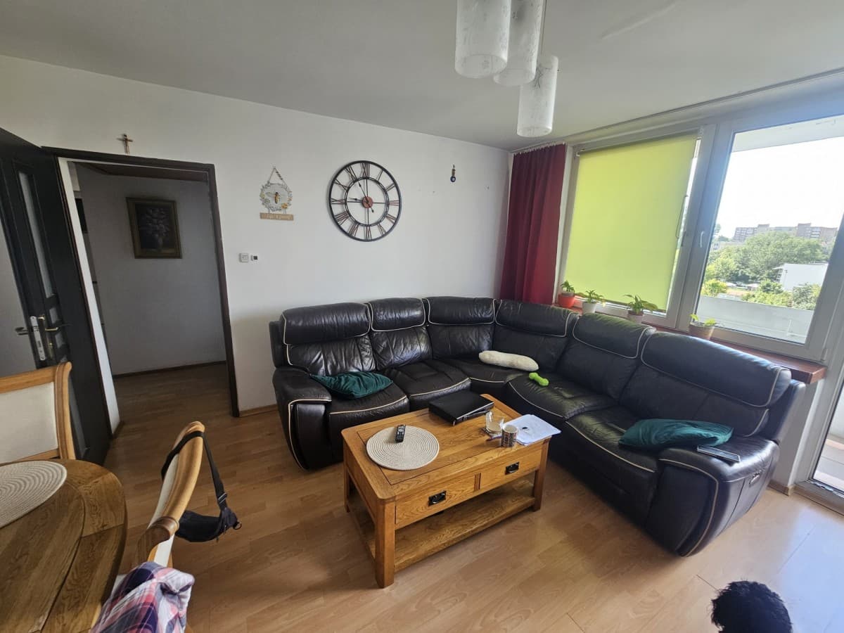 Spacious 4-room apartment near metro with parking – 1
