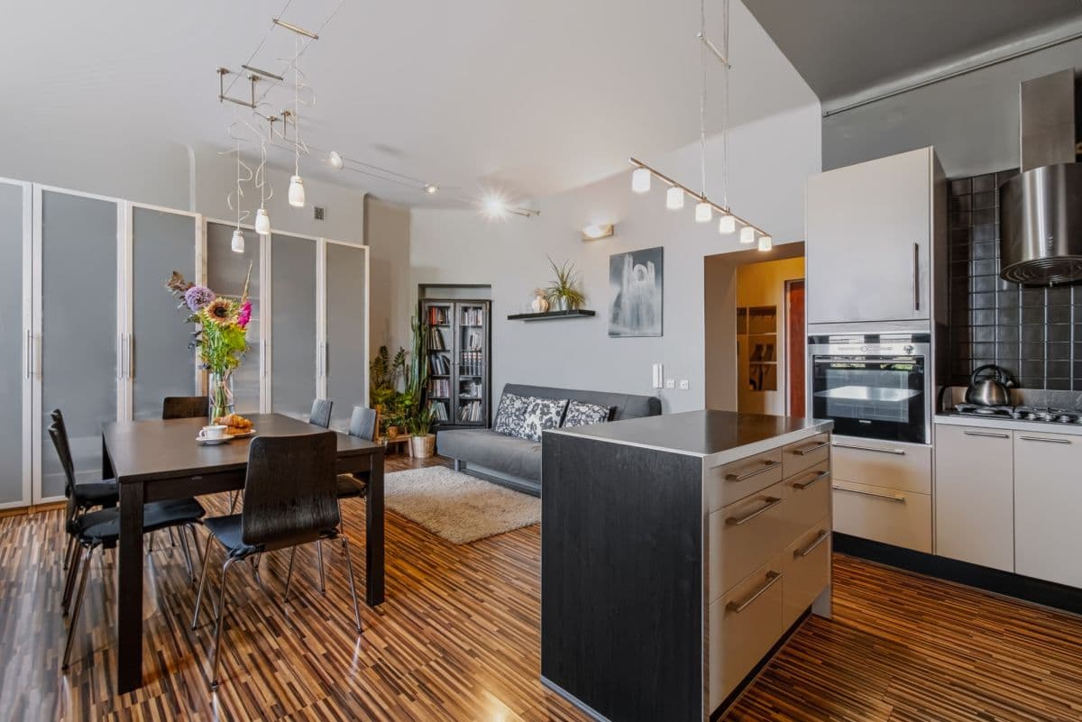 Spacious 103 m² flat in historic building – 2