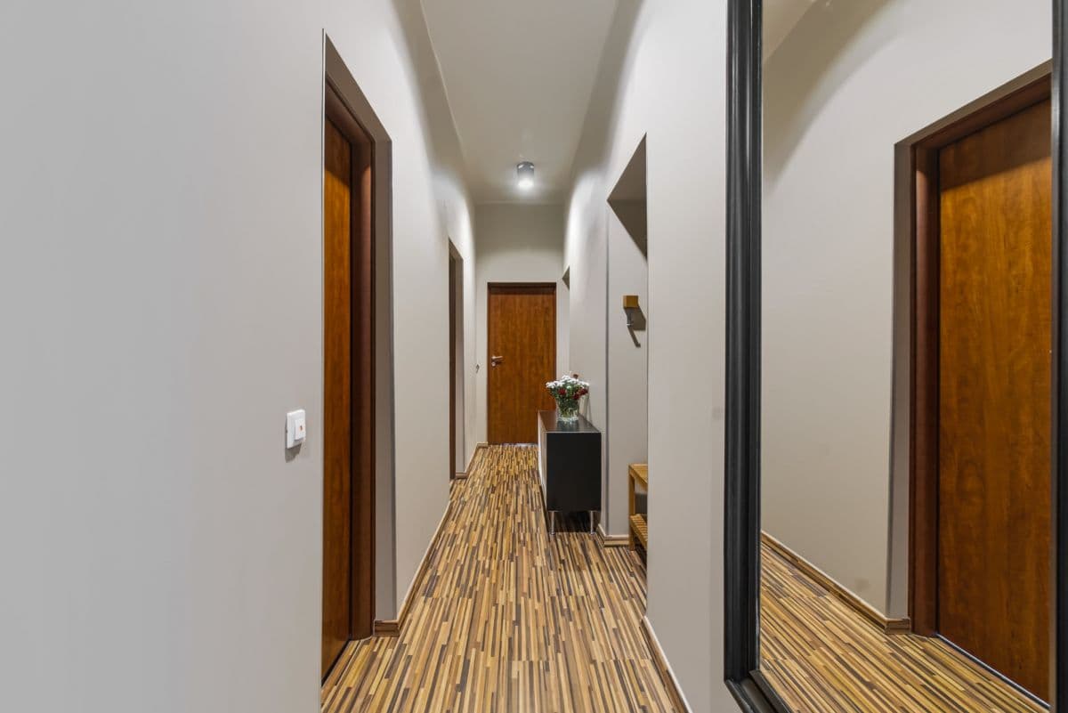 Spacious 103 m² flat in historic building – 8