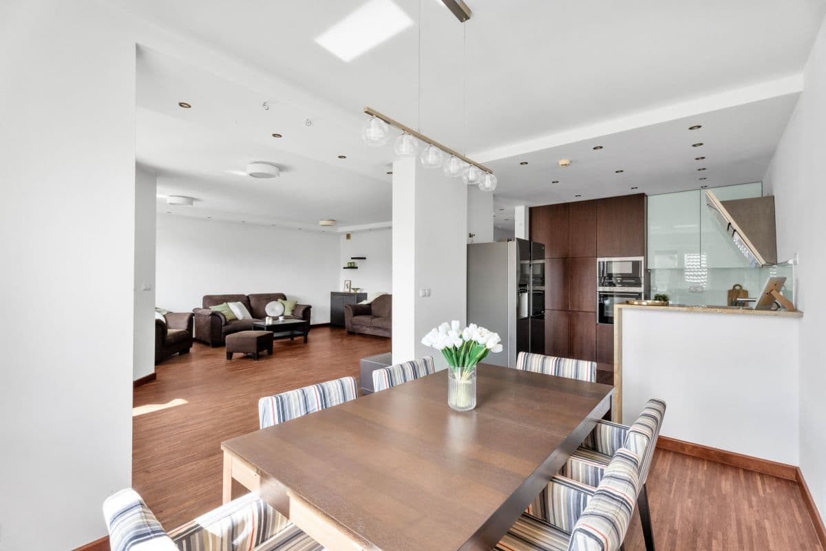 Spacious 3-bedroom apartment with potential for 4th room – 1