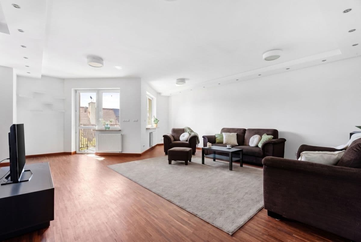 Spacious 3-bedroom apartment with potential for 4th room – 2