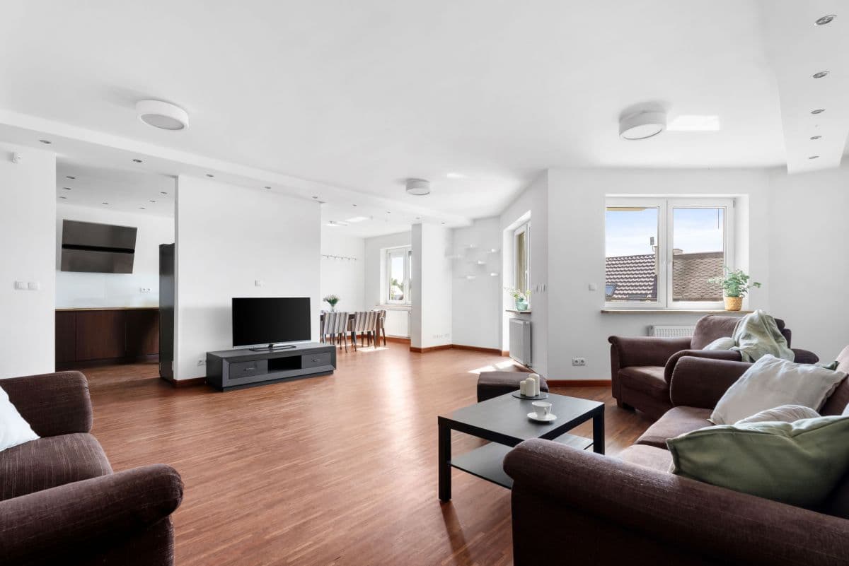 Spacious 3-bedroom apartment with potential for 4th room – 3