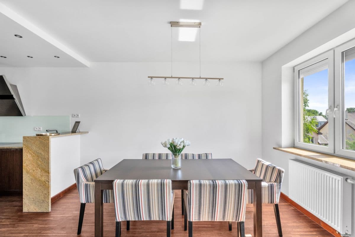 Spacious 3-bedroom apartment with potential for 4th room – 5