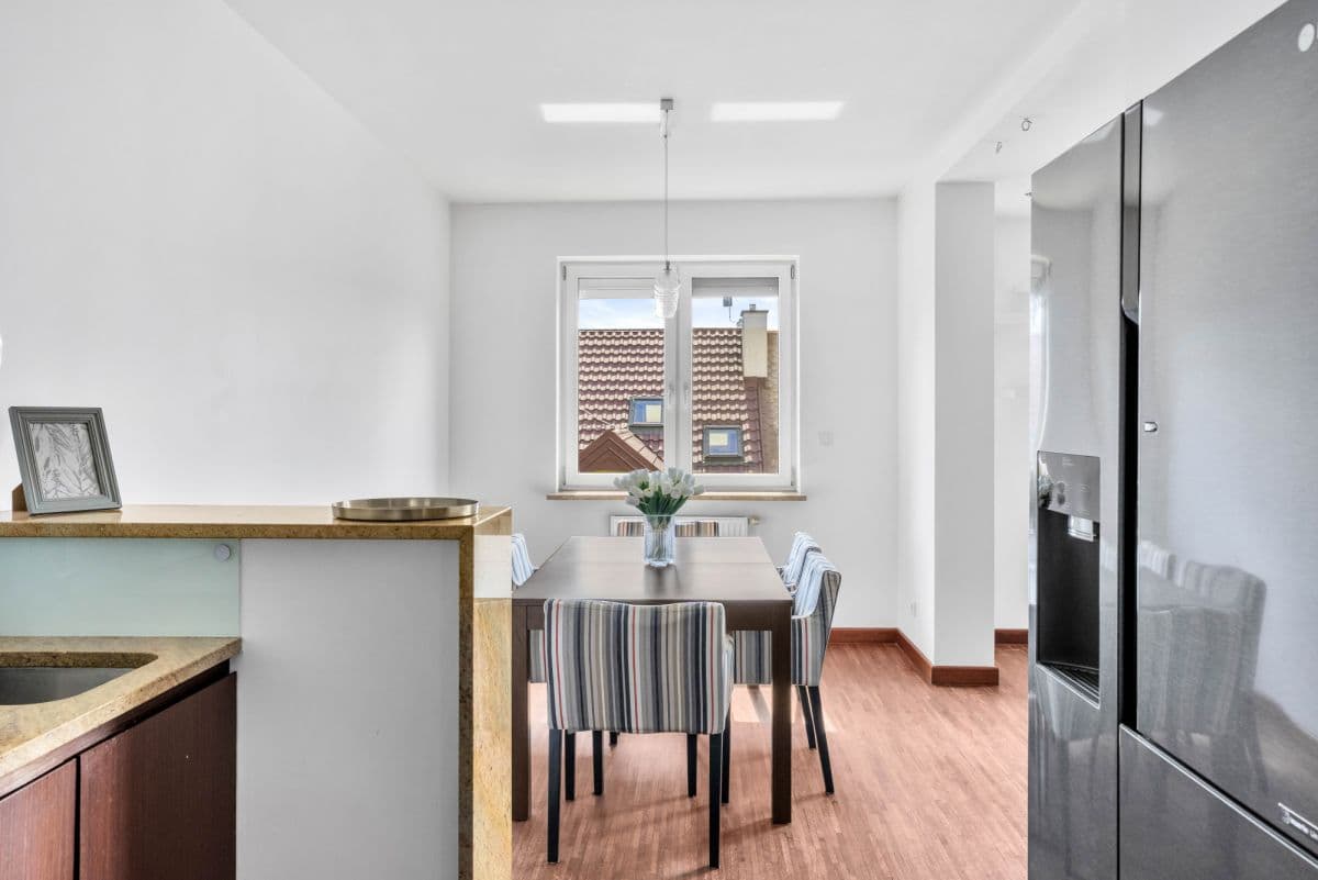 Spacious 3-bedroom apartment with potential for 4th room – 6