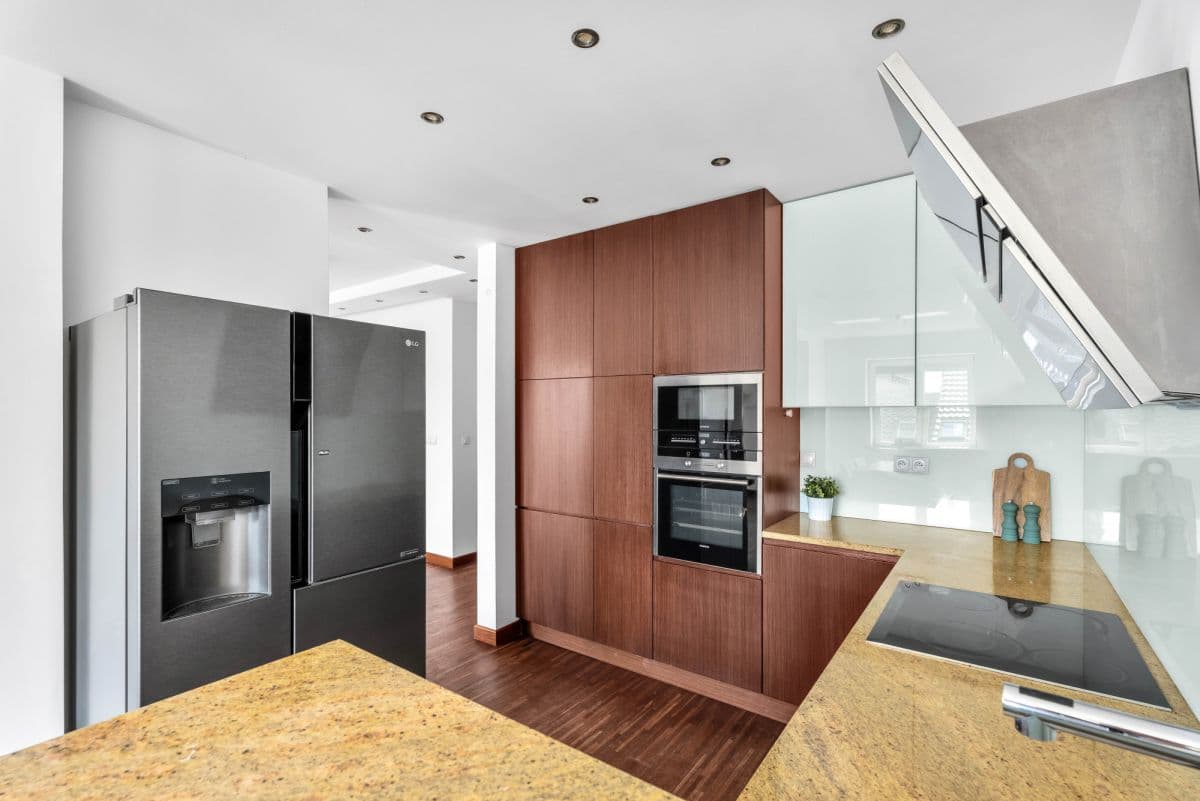 Spacious 3-bedroom apartment with potential for 4th room – 7