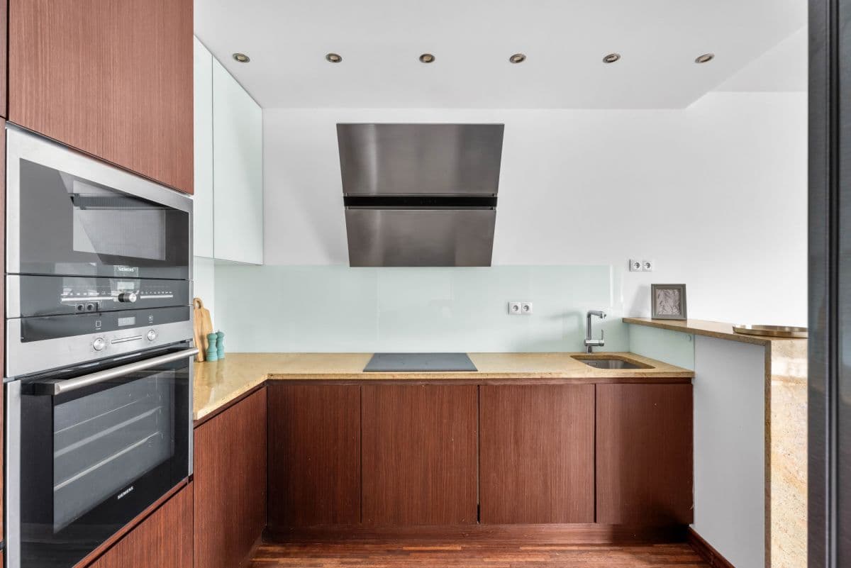 Spacious 3-bedroom apartment with potential for 4th room – 8