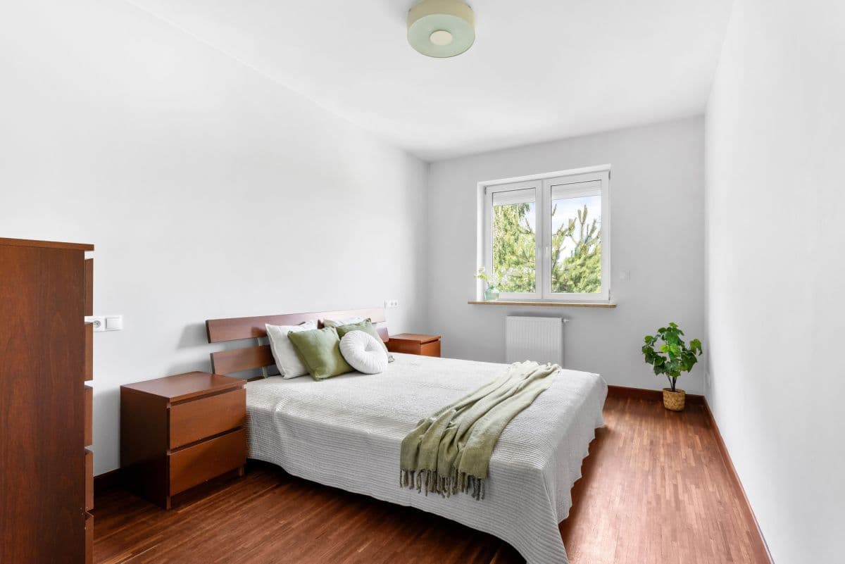 Spacious 3-bedroom apartment with potential for 4th room – 9