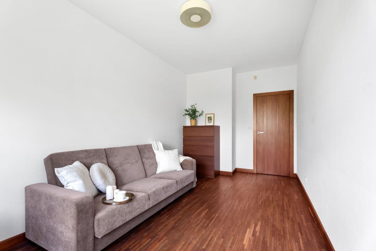 Spacious 3-bedroom apartment with potential for 4th room – 12