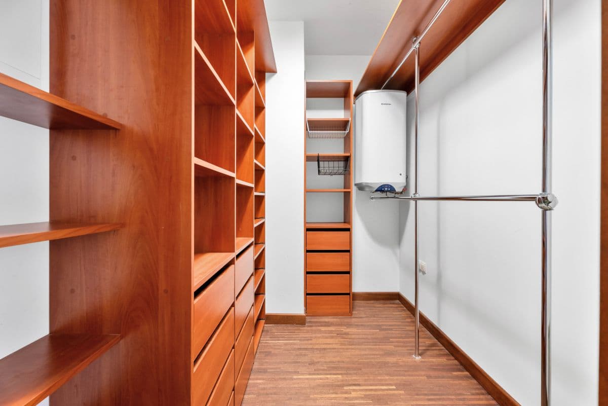 Spacious 3-bedroom apartment with potential for 4th room – 15