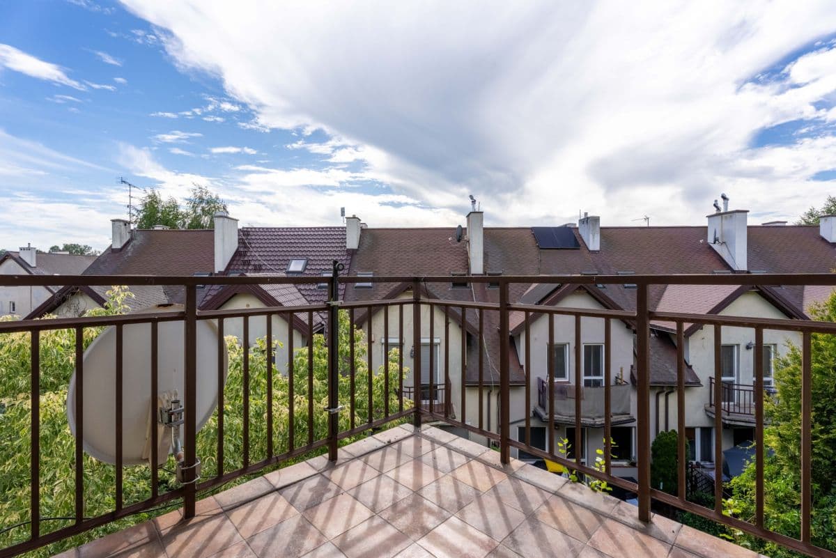 Spacious 3-bedroom apartment with potential for 4th room – 16