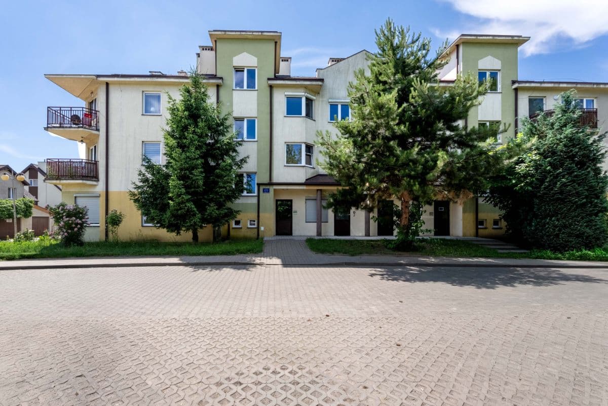 Spacious 3-bedroom apartment with potential for 4th room – 17