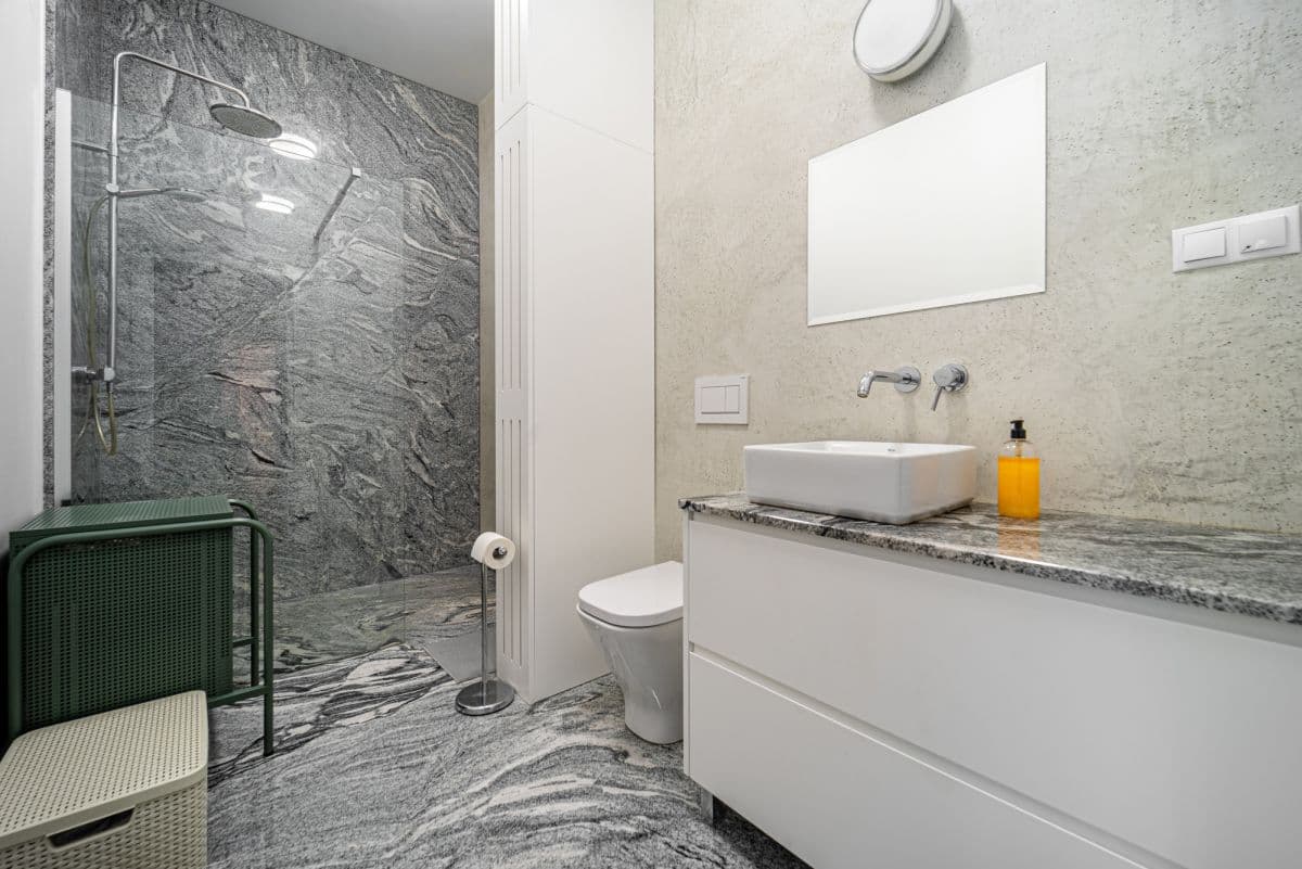 Bright high-rise apartment in renovated tenement – 3