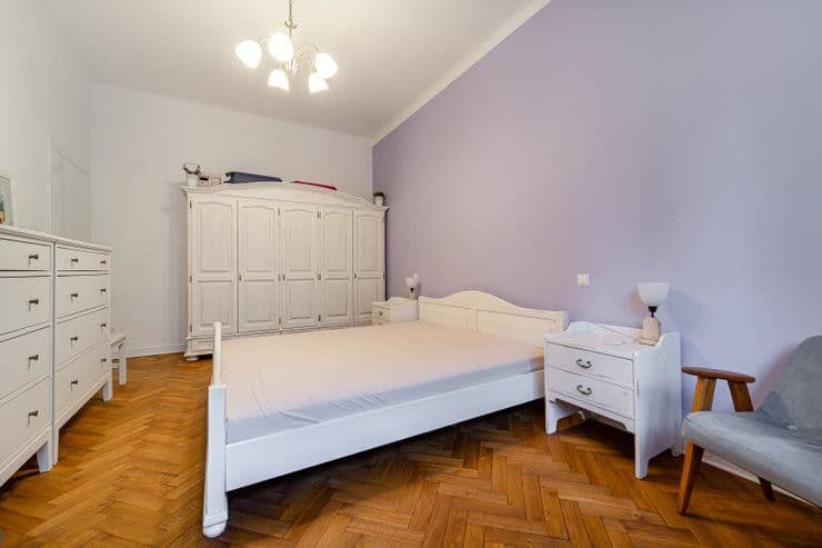 Bright high-rise apartment in renovated tenement – 9