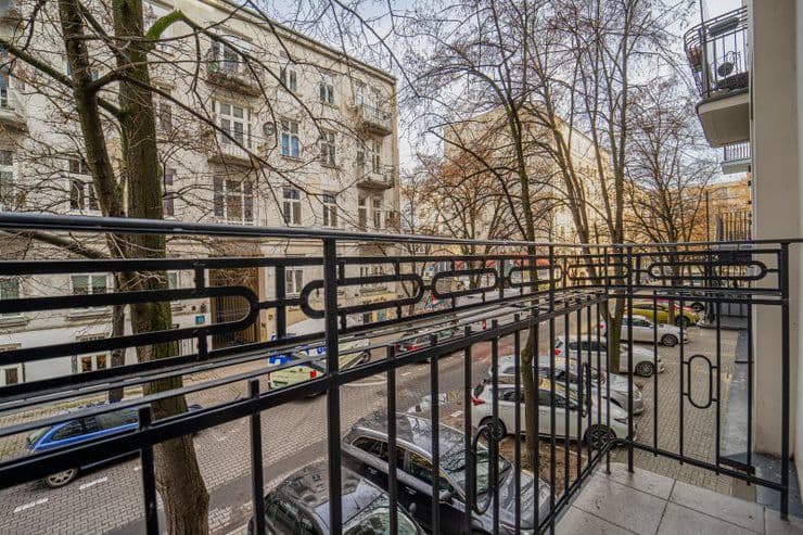 Bright high-rise apartment in renovated tenement – 11