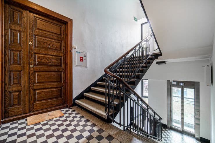 Bright high-rise apartment in renovated tenement – 12