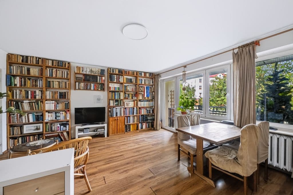Spacious 3-bedroom apartment with balcony in Konstancin – 1