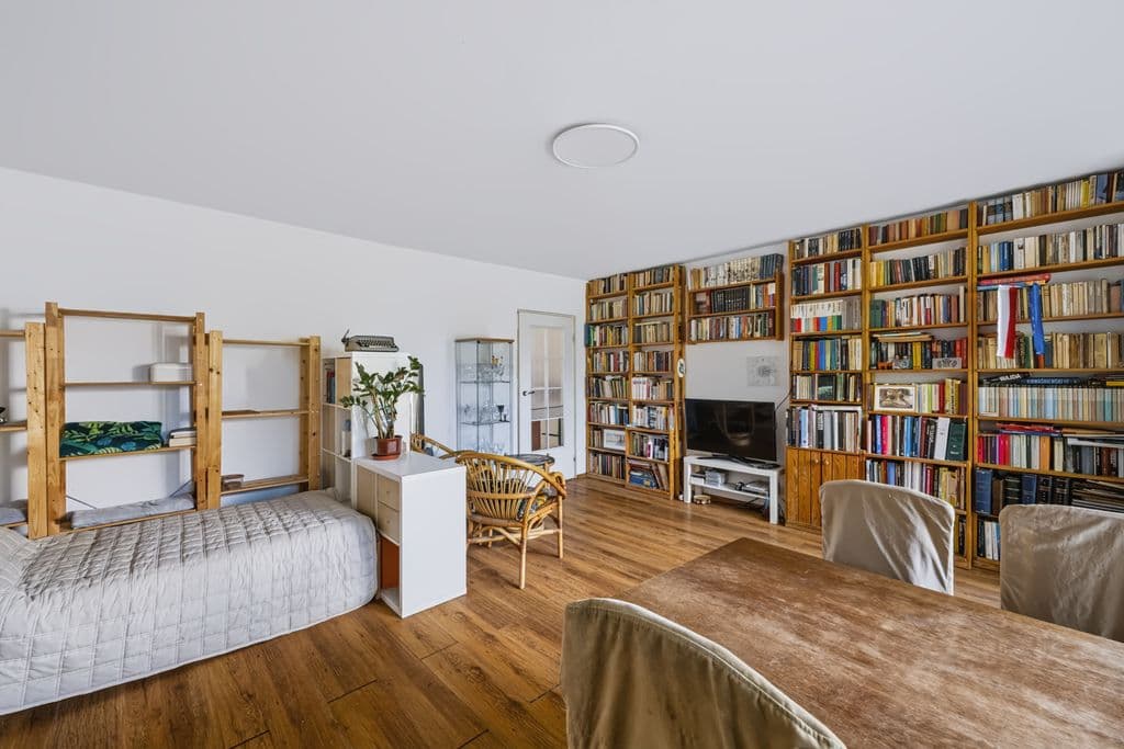 Spacious 3-bedroom apartment with balcony in Konstancin – 2