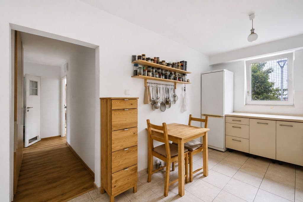 Spacious 3-bedroom apartment with balcony in Konstancin – 9