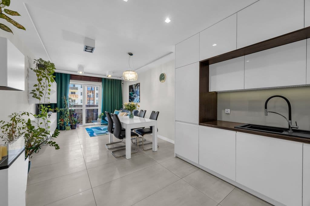 Spacious 3-bedroom apartment with large balcony – 1
