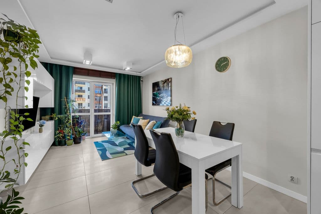 Spacious 3-bedroom apartment with large balcony – 3