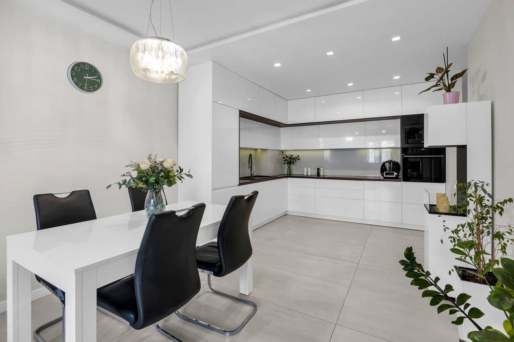 Spacious 3-bedroom apartment with large balcony – 5