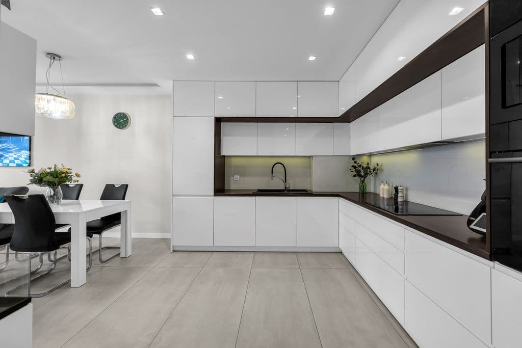 Spacious 3-bedroom apartment with large balcony – 6