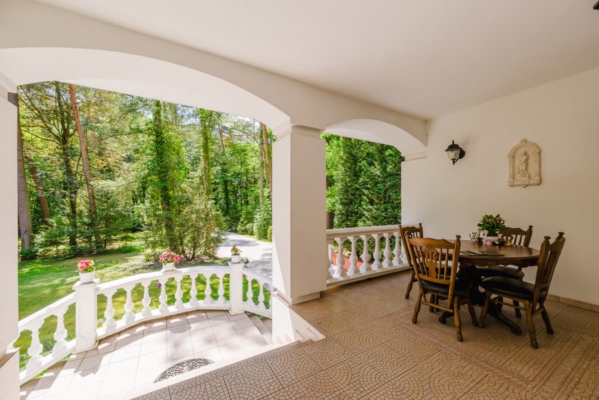 Spacious residence on 4,262 m² with park-like garden – 2