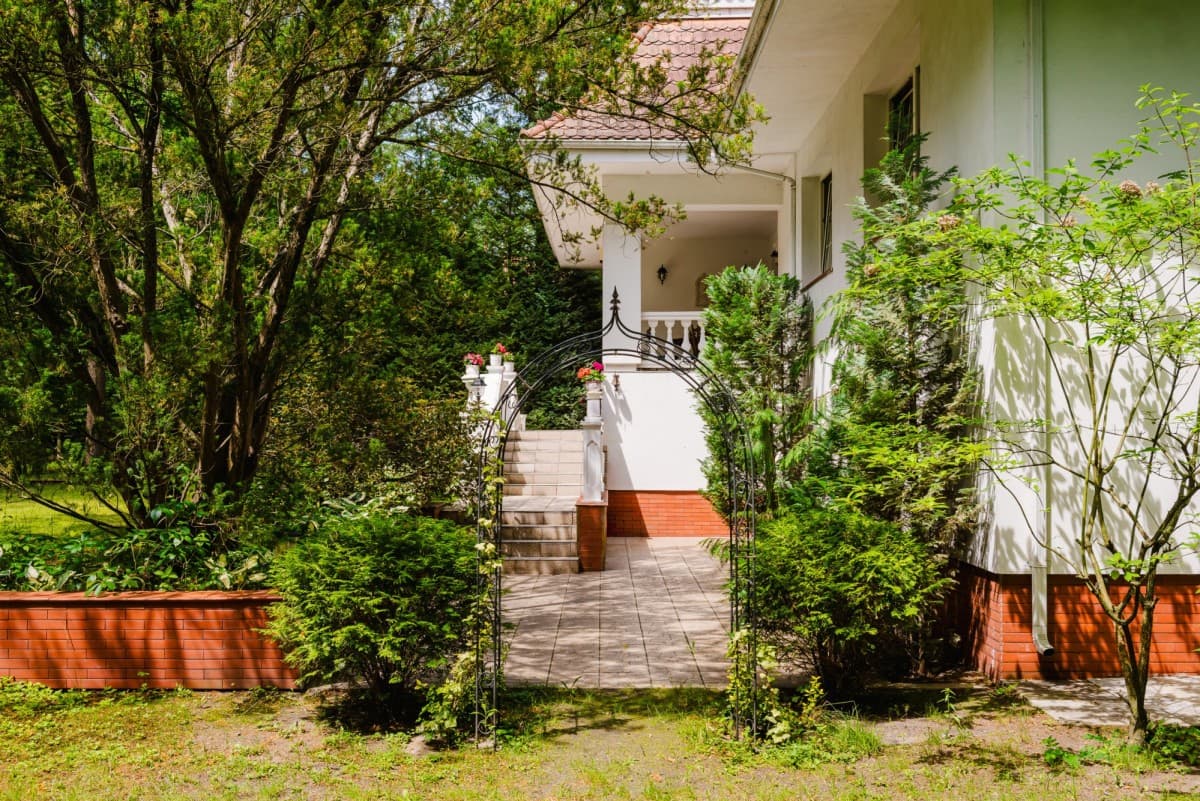 Spacious residence on 4,262 m² with park-like garden – 10