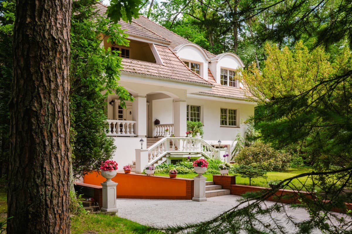Spacious residence on 4,262 m² with park-like garden – 8