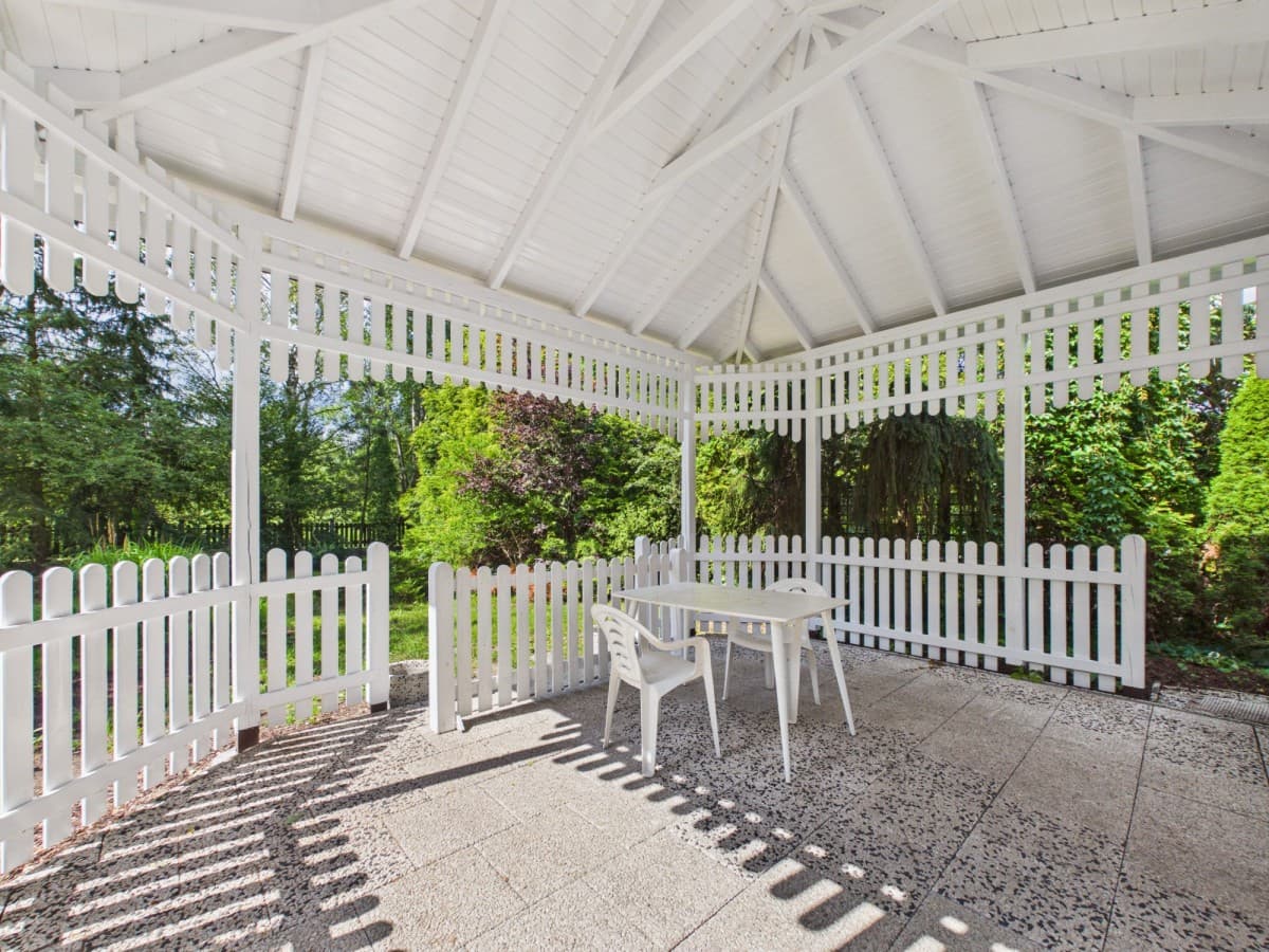 Corner segment with large terrace and garden – 9