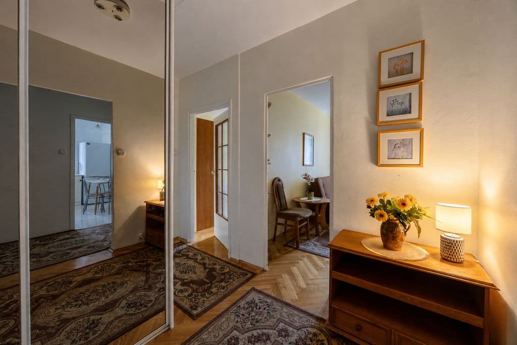 Spacious 3-room apartment near Natolin Metro – 6