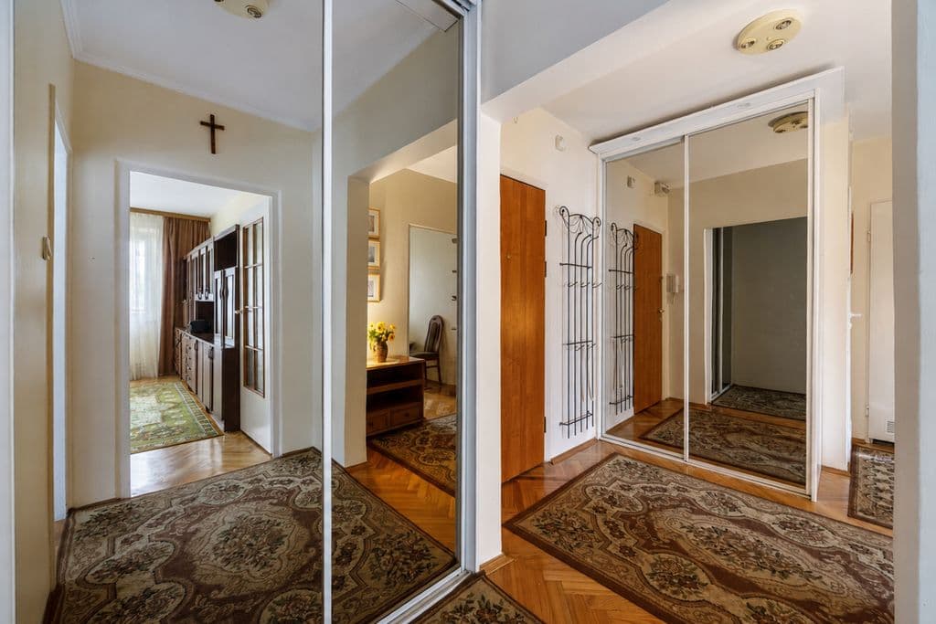 Spacious 3-room apartment near Natolin Metro – 10