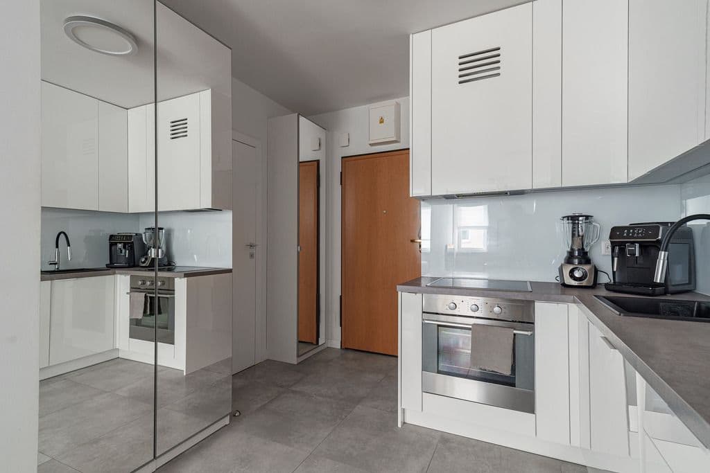 Modern apartment in Wola Tower with garage rental – 9