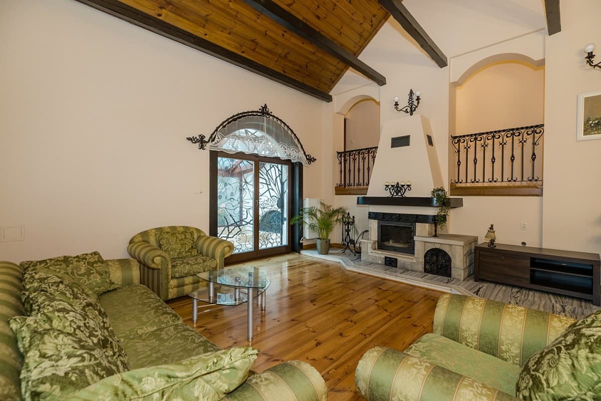 Unique luxury home with spacious living areas – 2