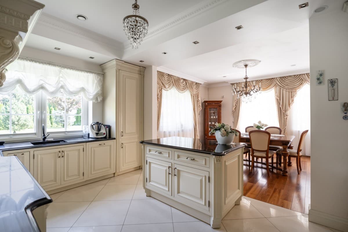 Elegant manor home on 3000 m² forested plot – 9