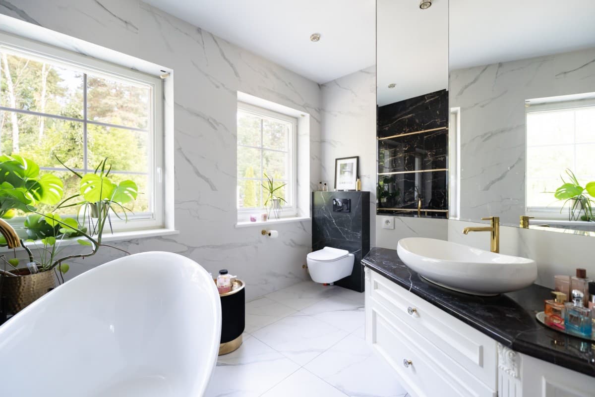 Elegant manor home on 3000 m² forested plot – 10