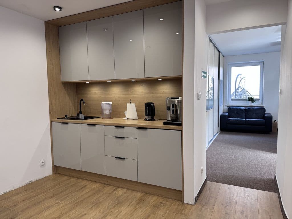 Functional office space with independent access – 6